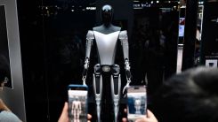 Tesla's Optimus Robots Dazzle, But Human Manipulation Leaves Fans Doubting