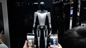 Tesla's Optimus Robots Dazzle, But Human Manipulation Leaves Fans Doubting