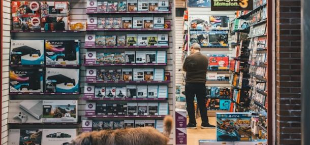 Person buying in an electronic store
